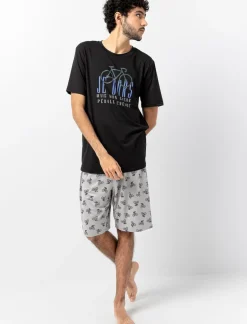Pajama shorts with an elastic waistband