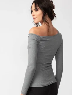 Ribbed Off-the-shoulder T-shirt