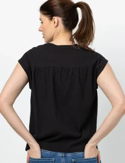 Short-sleeved T-shirt