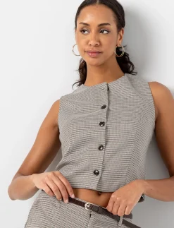 Sleeveless button-down jacket