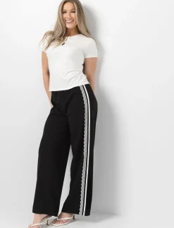 Wide-legged Trousers