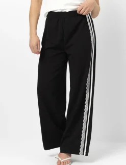Wide-legged Trousers